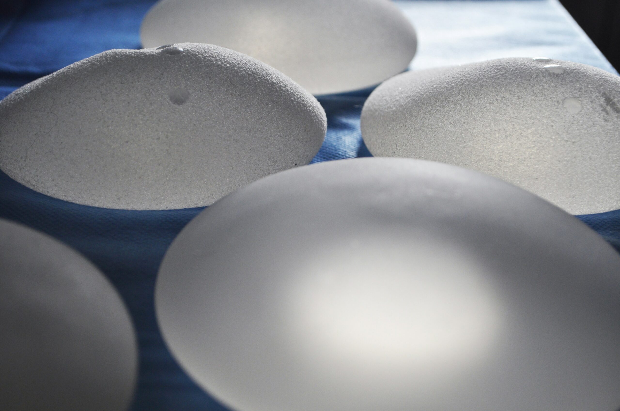 Implants mammaires devant ou derrière le muscle?